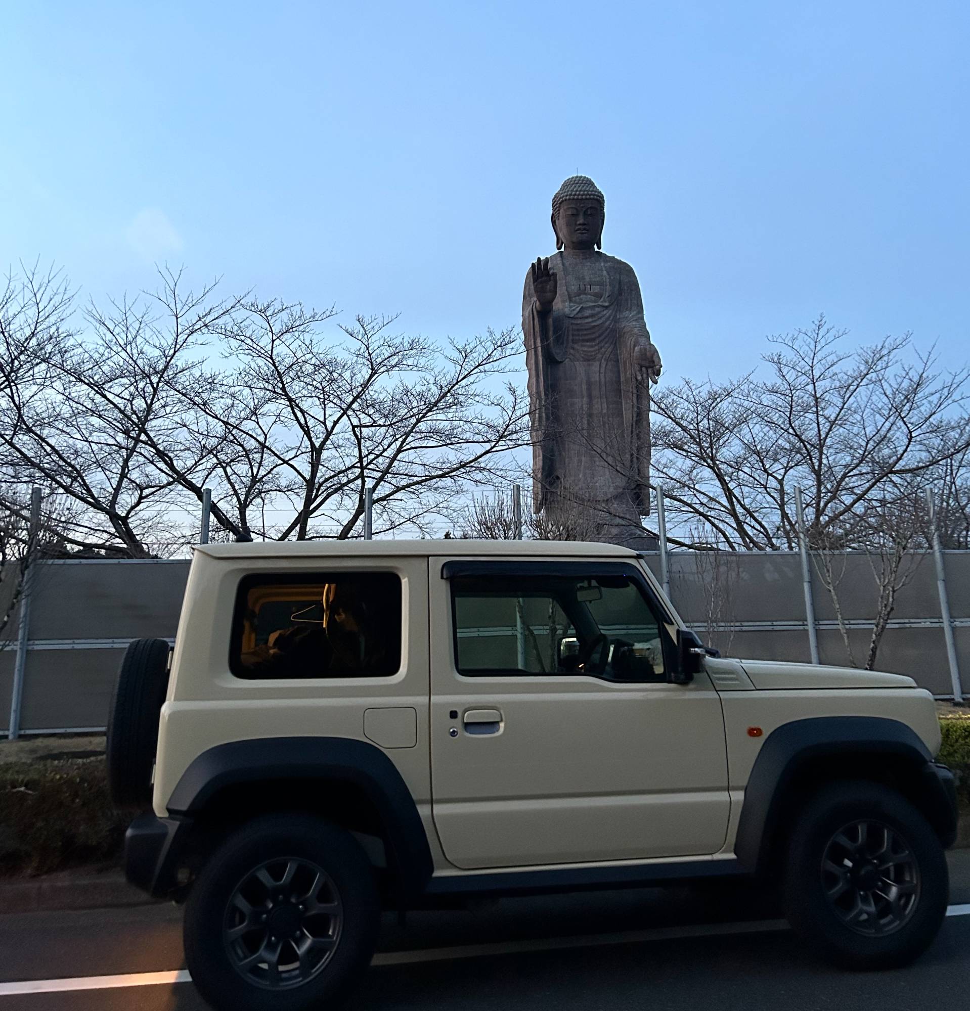 サスケのジムニー（JB64）と大仏の前での一枚