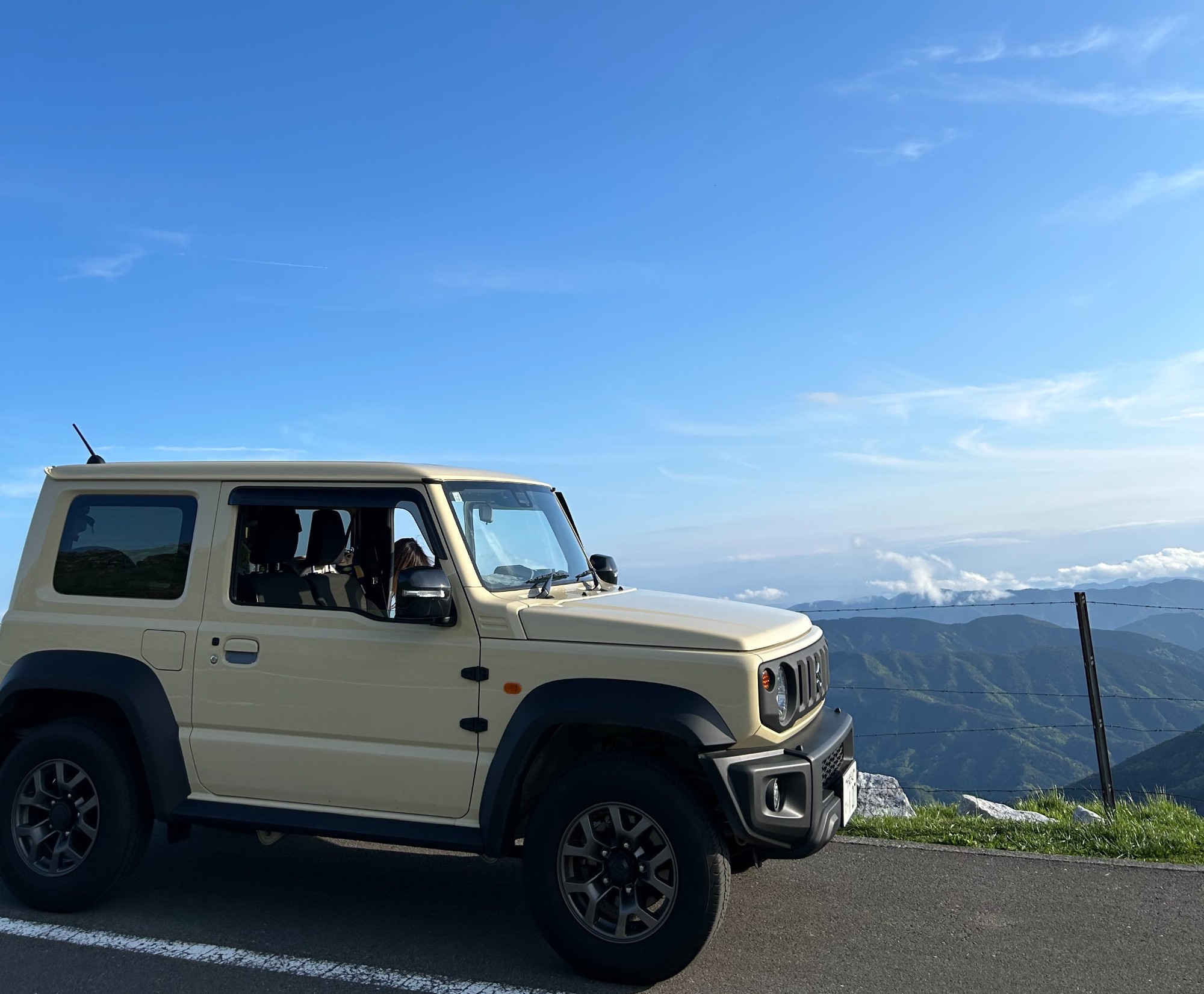 サスケのジムニー（JB64）で山の景色を楽しむ様子